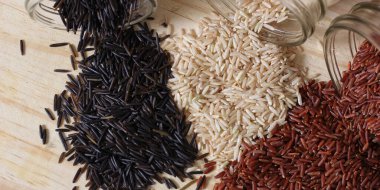 Kahverengi pirinç ve Himalaya kırmızısı ile Tahta Masa üzerinde Kara Yaban Pirinci