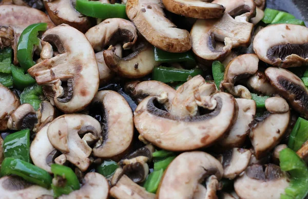 Scheiben Geschnittene Champignons Und Gehackte Grüne Paprika Der Pfanne Aus — Stockfoto