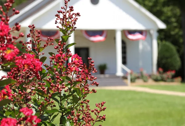 Kvetoucí Repe Myrtle Stromy Malým Bílým Kostelem Pozadí — Stock fotografie