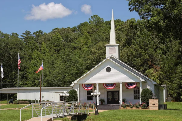 Kis Fehér Templom Zászlókkal Vidéki Texas — Stock Fotó