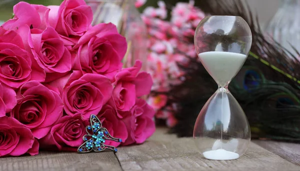 Винтажные Песочные Часы Розовыми Розами Павлиньими Перьями — стоковое фото