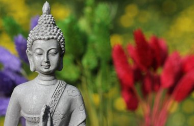 Arka planda sarı çiçekli Buda Heykeli Sığ DOF