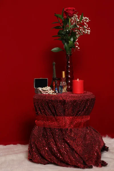 Perły Czerwoną Różą Wieża Eiffla Czerwonym Aksamitnym Tle — Zdjęcie stockowe