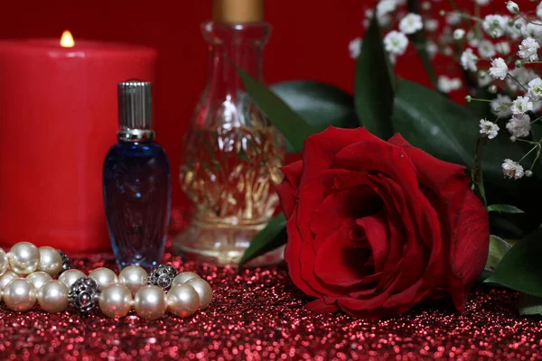 Świeca Czerwona Róża Perfumami Tle Red Velvet — Zdjęcie stockowe