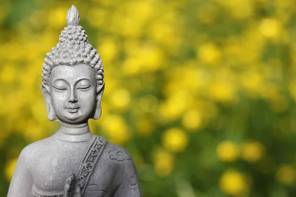 Buddha Staty Med Fält Gula Blommor Bakgrunden Grunt Dof — Stockfoto