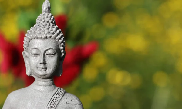 Estátua de Buda com Campo de Flores Amarelas em Fundo DOF raso — Fotografia de Stock