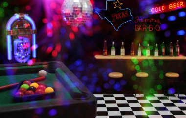 Disko Topu ve Neon Tabelalı Bilardo Tablosu