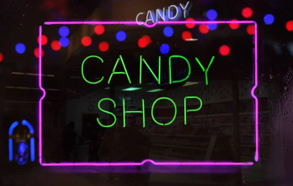 Vintage Neon Candy Shop Bejelentkezés Rainy Wet Wet Ablak — Stock Fotó