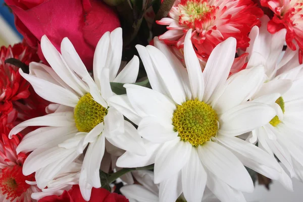 Bloemenboeket Met Rode Witte Bloemen Close — Stockfoto