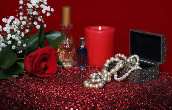 Świeca Czerwona Róża Perfumami Tle Red Velvet — Zdjęcie stockowe
