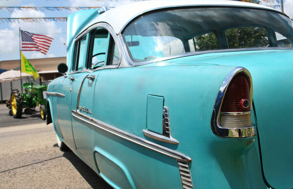 Джексонвилл, Техас - 9 июня: Антикварный автомобиль и трамвай на выставке возле Tomato Bowl. Chevrolet Bel Air 1955