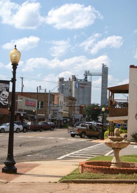 Pittsburg, TX: Pitsburg şehir merkezi, arka planda Pilgrims Pride ile TX