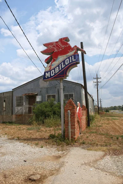 Jacksonville Panneau Huile Mobile Vintage Dans Une Station Pétrolière Abandonnée — Photo