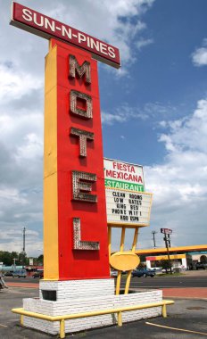 Lufkin, TX - 22 Temmuz: Sun n Pines Motel Tabelası Amerikan bayrağı Lufkin, TX