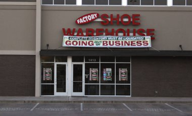 Tyler, TX - 17 Mart 2019: Bütçe İşaretli Fabrika Ayakkabı Deposu. Tyler, TX 'teki Beckham Bulvarı' nda.