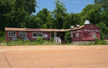 Cushing, TX: TX kırsalındaki Cushing kasabasında terk edilmiş Burgerler ve Boğa Restoranı