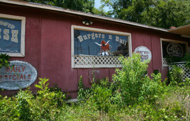 Cushing, TX: TX kırsalındaki Cushing kasabasında terk edilmiş Burgerler ve Boğa Restoranı
