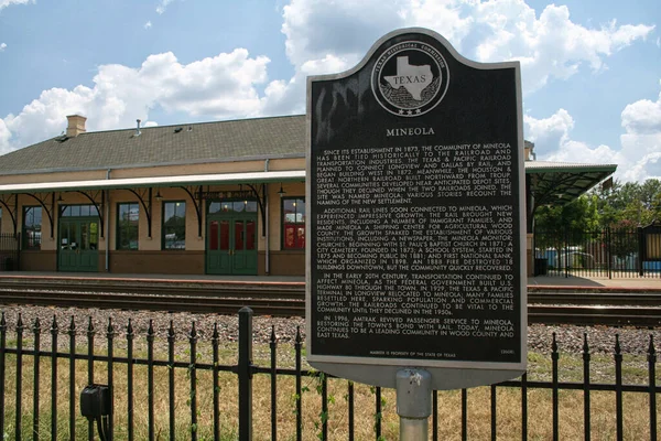 ミネオラ 歴史的な鉄道駅を背景にミネオラテキサス歴史マーカー — ストック写真