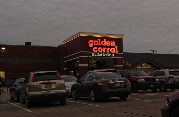 Tyler, TX - 28 Aralık 2018: Bulutlu kış akşamında Golden Corral Buffet and Grill Restoranı, Güney Broadway, TX