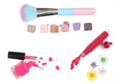 Beyaz Arkaplan Pembe Tırnak cilası üzerine Kozmetik, Sıvı Ruj ve Kırık Göz Gölgesi, Sığ Dudak Sıvı Ruja Odaklanma