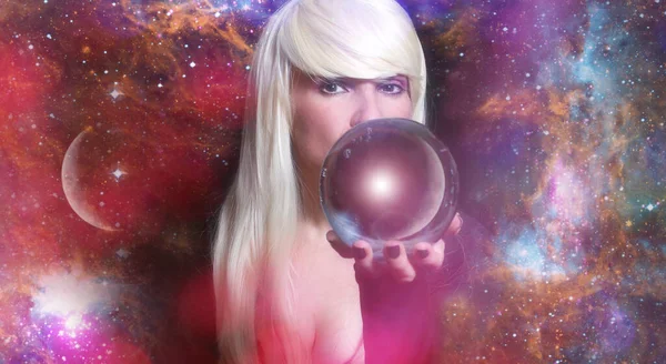 Feminino Psychic Com Bola Cristal Fundo Galáxia — Fotografia de Stock
