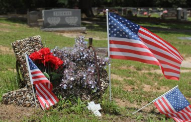 Texas Eyaleti Şekli ve Amerikan Bayraklı Mezar Taşı Doğu Teksas Mezarlığı