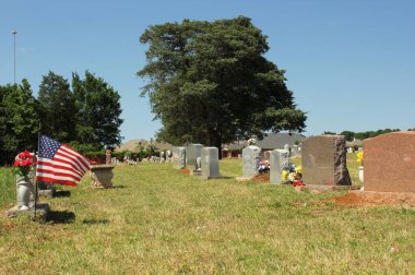 Mezarlığın yanında Amerikan Bayrağı Dalgalanıyor Bullard TX