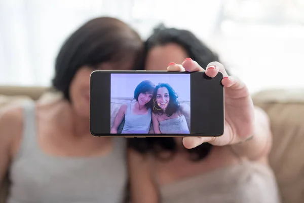 Dos Mujeres Jóvenes Divierten Ríen Mientras Toman Una Selfie Con — Foto de Stock