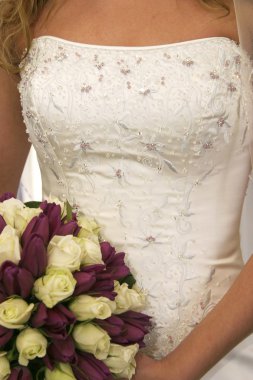 Elinde çiçek buketi gelin.