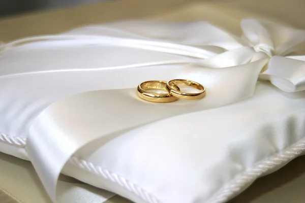 Wedding rings on white pillow — Stock Photo, Image