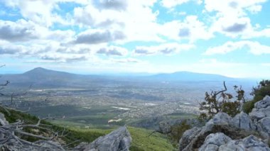 Panoramik hızlandırılmış 4K çözünürlük görüntüleri Atina 'nın Parnitha dağının zirvesinden Yunanistan şehrini gösteriyor.