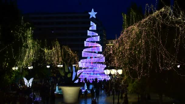 Atény Řecko Prosinec 2018 Lidé Procházky Vánoce Zdobené Syntagma Náměstí — Stock video