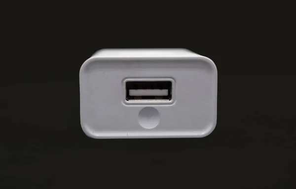 Beyaz arka planda izole edilmiş elektrik usb şarj cihazının yan görünümü.