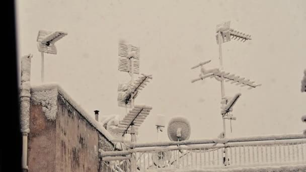 Kar Antenleri Uydu Antenleri Bir Binanın Çatısında Gökyüzünden Kar Taneleri — Stok video