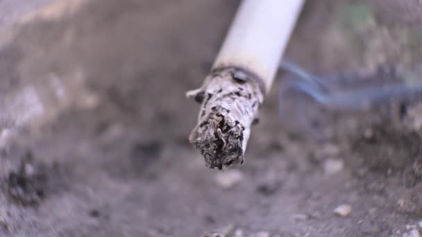 Statický Záběr Hořící Cigarety Níž Popelníku Stoupá Kouř Koncept Kouření — Stock video