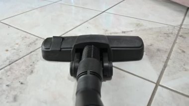 Bir elektrik süpürgesinin büyük miktarda toz emdiği 4k 'lık bir görüntü..