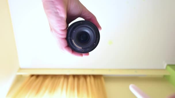 4K镜头显示一个人用空气鼓风机清洁相机镜头 低角度视图 — 图库视频影像
