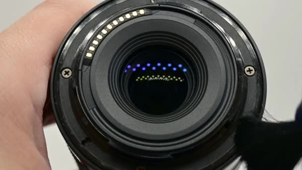 Kameranın Lenslerini Fırçayla Temizleyen Birini Göster — Stok video