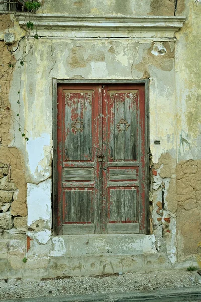 Staré Dveře Roztřepenými Barvami Zavřené Visacím Zámkem Koncept Ročníku — Stock fotografie