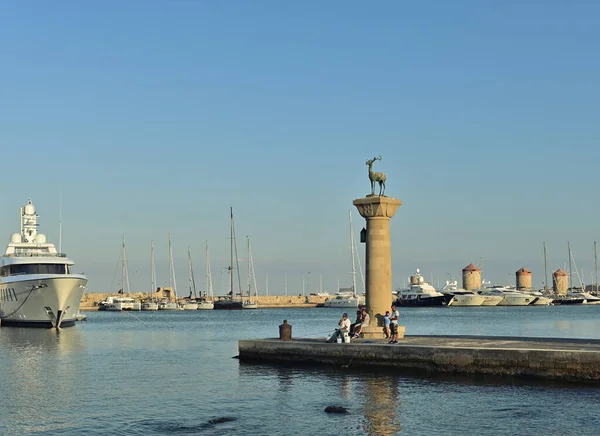 Rhodes, Yunanistan-Eylül 07.2021 Rhodes Mandraki Marina 'daki ünlü geyik heykeli girişte..