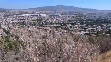 Kameranın yukarı doğru hareketi, güneşli bir günde Atina şehir-Yunanistan 'ın kuzey banliyölerini ortaya çıkardı.