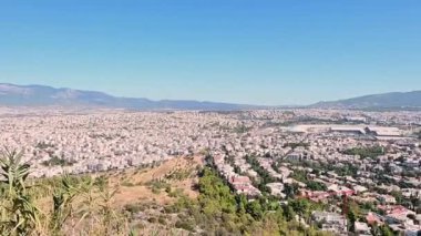 Kameranın yatay hareketi Atina şehir-Yunanistan 'ın kuzey kesimindeki bir tepeden görülüyor