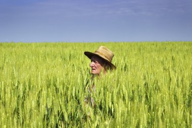 Onun yeşil buğday alan kafasına çiftçiler