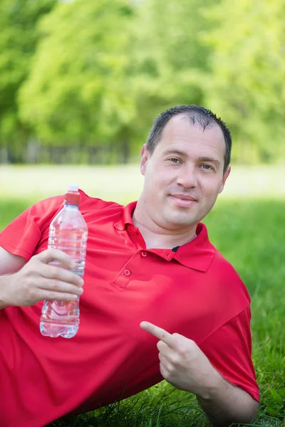 Hombre descansando después de la recreación en la hierba verde — Foto de Stock