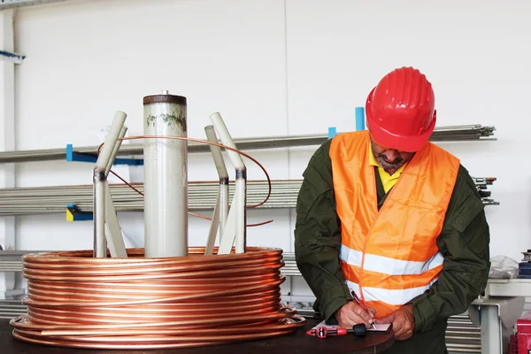 Trabajador inspeccionar alambre de cobre — Foto de Stock