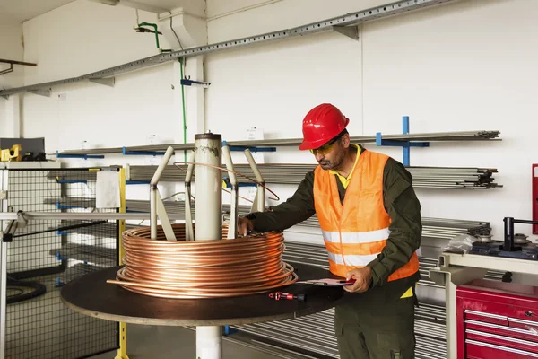 Measuring copper wire. — Stock Photo, Image