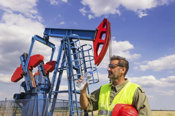 Yaz aylarında alan petrol pompaları. — Stok fotoğraf