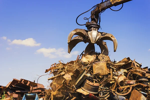 Big crane dropped scrap on pile — Stock Photo, Image