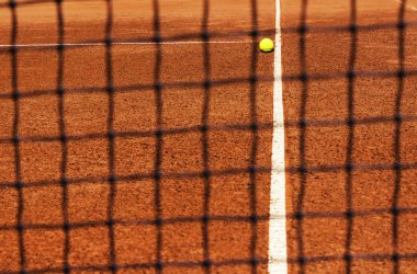 Tenis kortunda tenis topu. NET görüntülemek