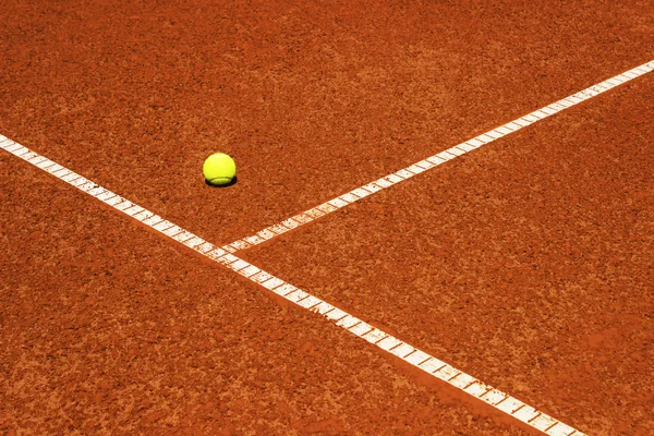 Bola de ténis no campo de ténis. Superfície argila . — Fotografia de Stock